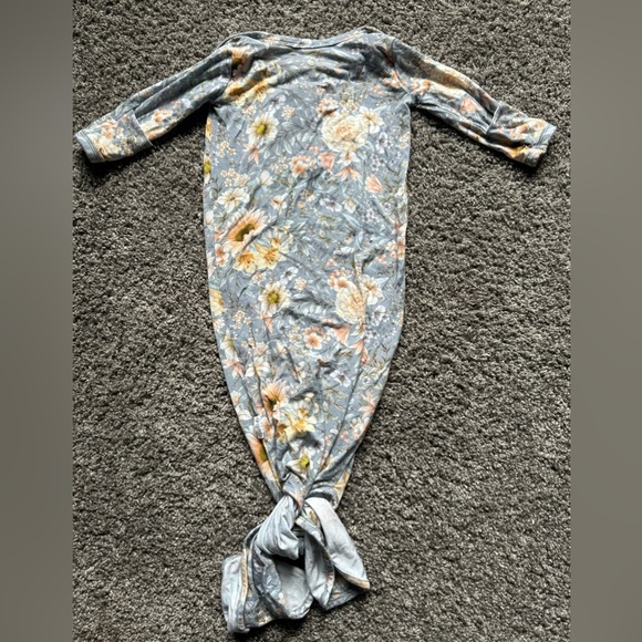 Gigi & Max newborn gown + topknot - Picture 2 of 5